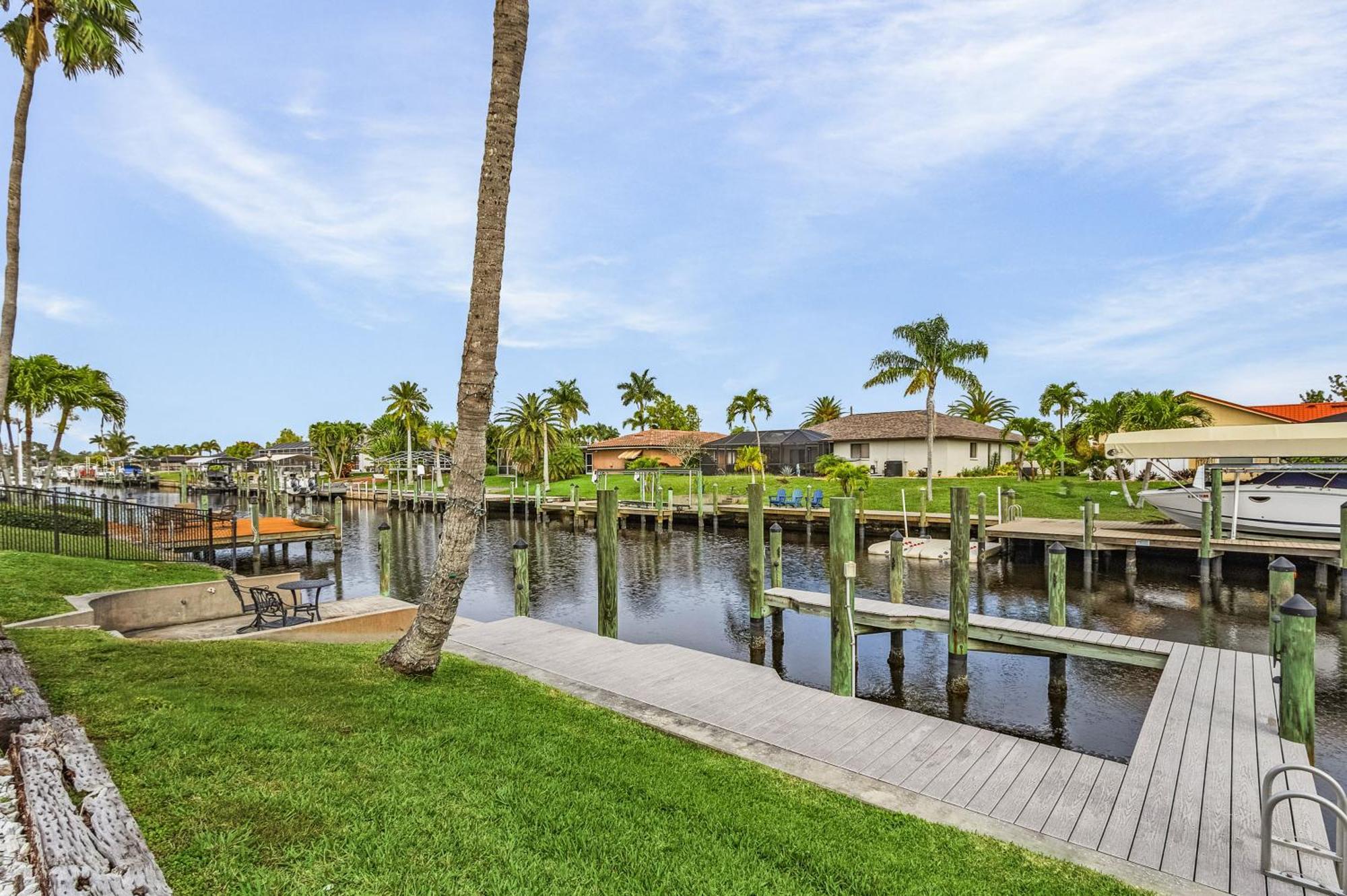 Canal-Front Oasis With Dock And Kayaks In Cape Coral! Ngoại thất bức ảnh